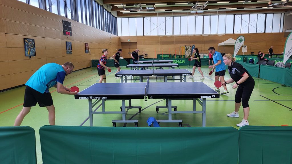 Action an allen Tischen bei den Stadtmeisterschaften 2026 Foto: TTF HOM-Erbach