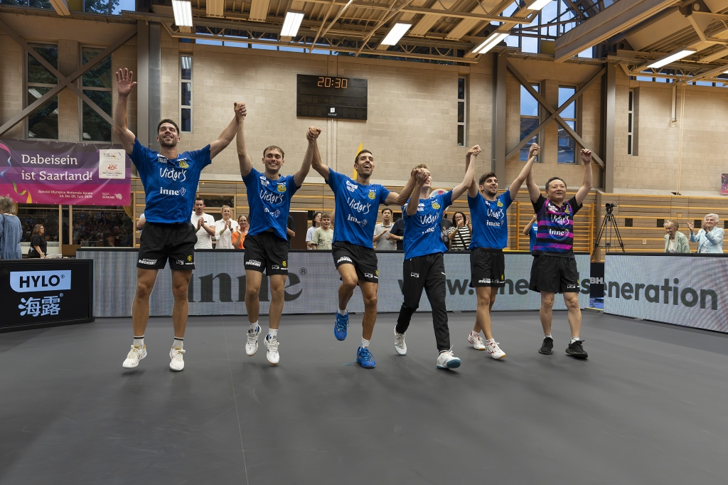 TTBL - Spieler feiern Sieg über Post SV Mühlhausen