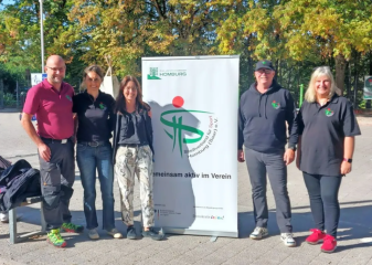 Schulleiterin Nicole Trapp (Dritte von links) freute sich mit dem Sportverbandsteam über einen Vormittag voller Sport an ihrer Schule Foto: Stefan Holzhauser