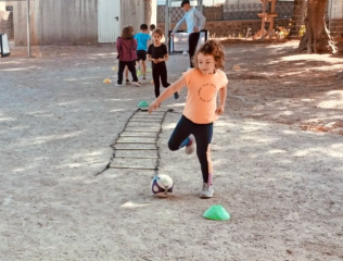 Grundschülerinnen und Grundschüler spielen zusammen Parcours. Foto: Stefan Holzhauser